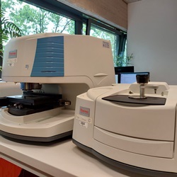 FTIR spektrometr (Nicolet iZ10 a Nicolet iN10 MX, Thermo Scientific)