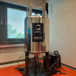 NMR spektrometr (JNM-ECZ400R/M1, JEOL)