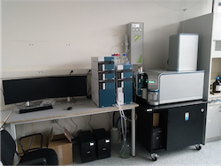 Kapalinový chromatograf s vysokorozlišujícím hmotnostním spektrometrem (HPLC-HRMS qTOF)